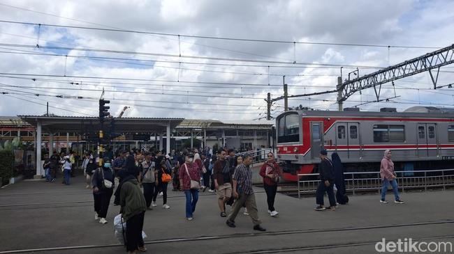 Penumpang KRL Ngeluh Peron Tak Berkanopi Stasiun Bogor: Sering Kehujanan