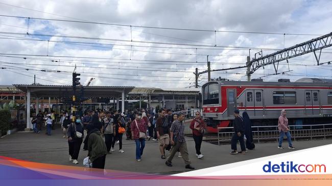 Penumpang KRL Ngeluh Peron Tak Berkanopi Stasiun Bogor: Sering Kehujanan