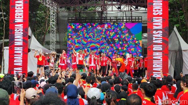 Hasto Joget Sembari Salam Metal Saat Hadiri Soekarno Run di GBK