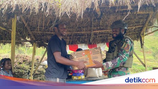 Satgas Habema Bagikan Sembako ke Warga Mbuwa Papua Pegunungan