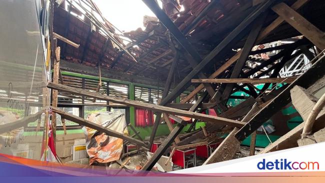 Atap Ruang Kelas SDN Mekarjaya Depok Ambruk, Begini Kondisinya