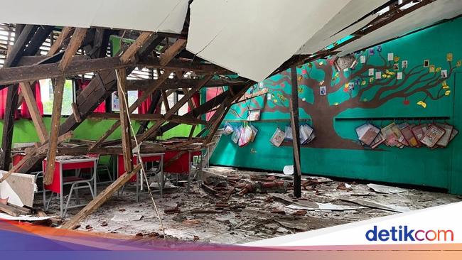 Antisipasi Atap Ambruk, 5 Ruang Kelas SDN Mekarjaya Depok Belajar Daring