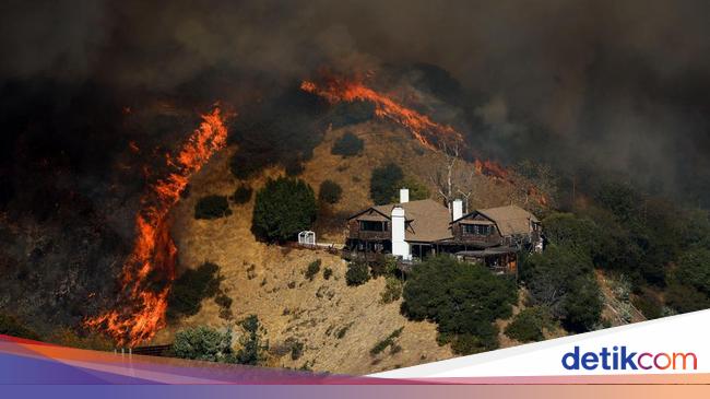 Berpacu dengan Waktu, AS Coba Atasi Kebakaran Sebelum Angin Kencang Melanda