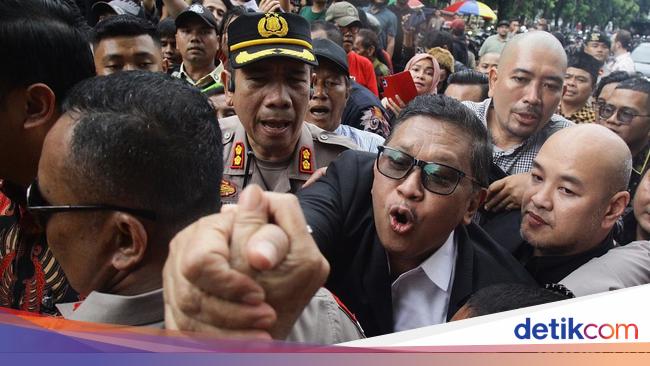 Hasto Disambut Massa Pendukung Usai Diperiksa KPK