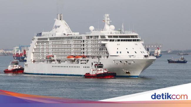 Potret Kapal Pesiar MS Seven Seas Voyager Singgah di Tanjung Perak