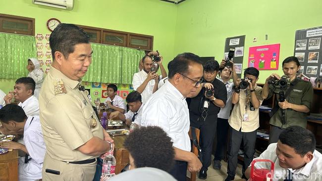 Menko PMK-Pj Gubernur Tinjau Makan Bergizi Gratis di SLBC Cahaya Jakut