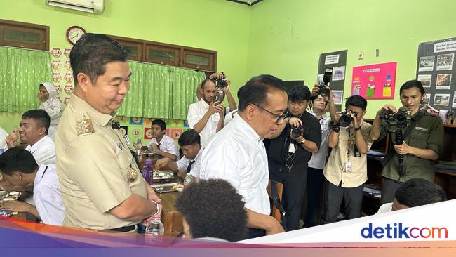 Menko PMK-Pj Gubernur Tinjau Makan Bergizi Gratis di SLBC Cahaya Jakut