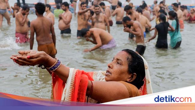 Potret Jutaan Umat Hindu Jalani Ritual Mandi Air Suci di India