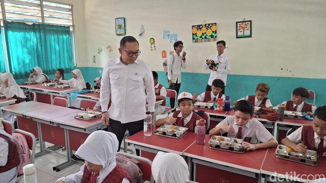 Wamen Investasi Tinjau Makan Bergizi Gratis di SDN Tangsel, Ini Menunya