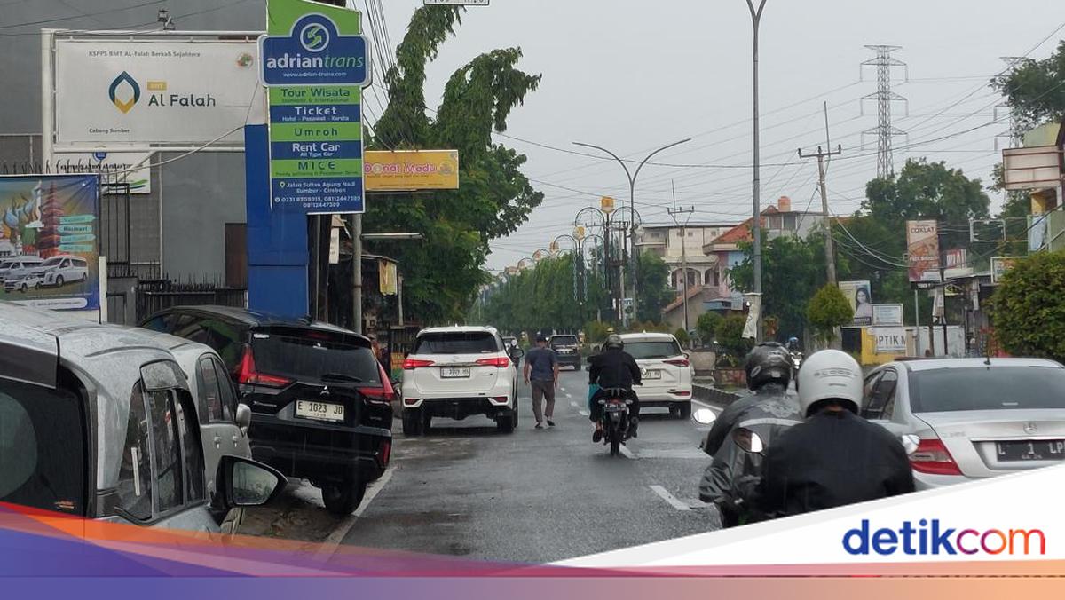 Pengendara Keluhkan Parkir Liar di Bahu Jalan Sultan Agung Cirebon