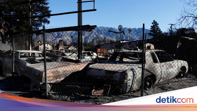 Bangkai Mobil Berserakan Usai Dilalap Api Kebakaran Hutan California