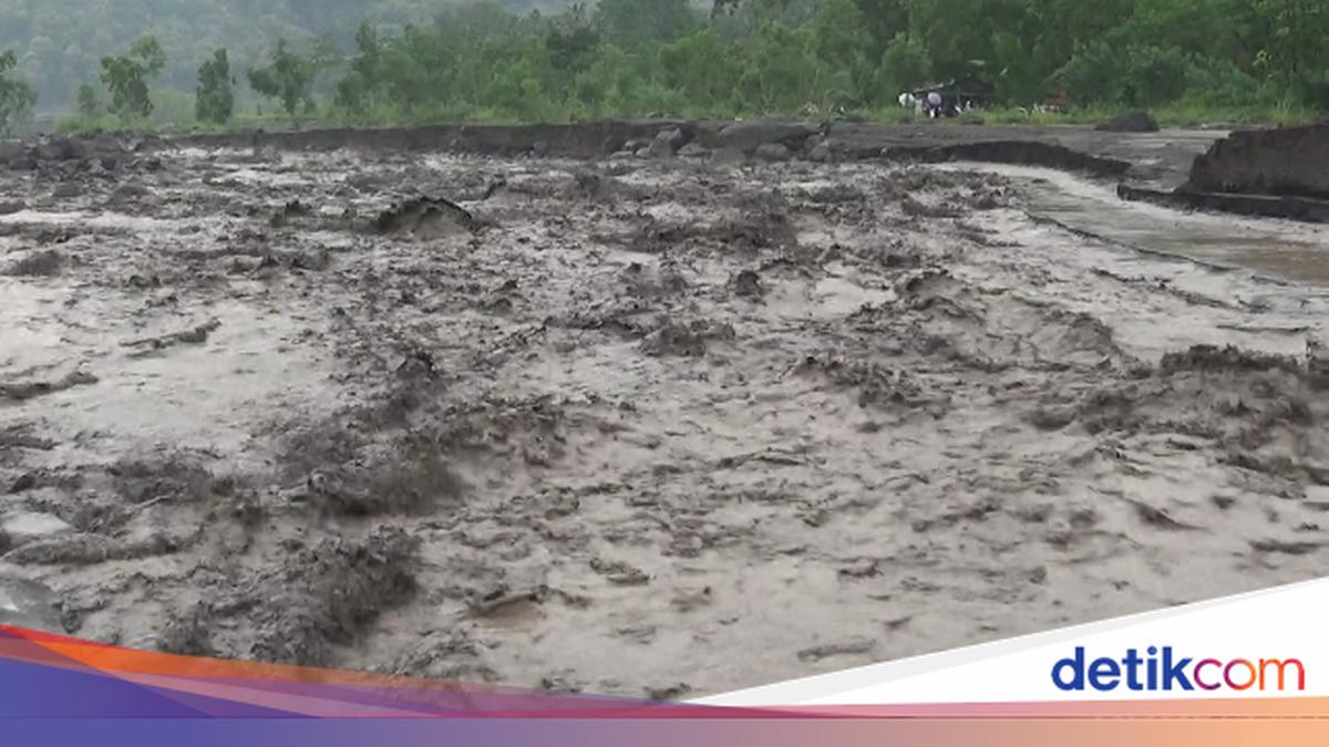 Banjir Lahar Semeru Menyebar hingga 13 Km, Aliran Capai Gladak Perak