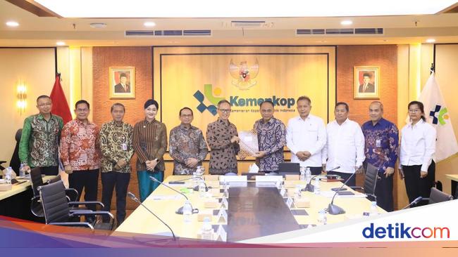 Budi Arie Serahkan Data Koperasi Jasa Keuangan ke OJK, Upaya Pengawasan yang Lebih Ketat