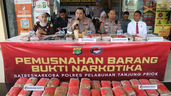 Polres Pelabuhan Tanjung Priok Musnahkan Ganja-Sabu Senilai Rp 1,8 Miliar