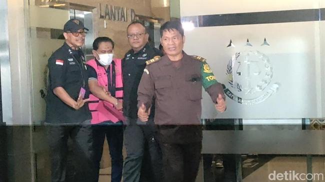 Penampakan Eks Ketua PN Surabaya Berbaju Tahanan Dibawa ke Rutan