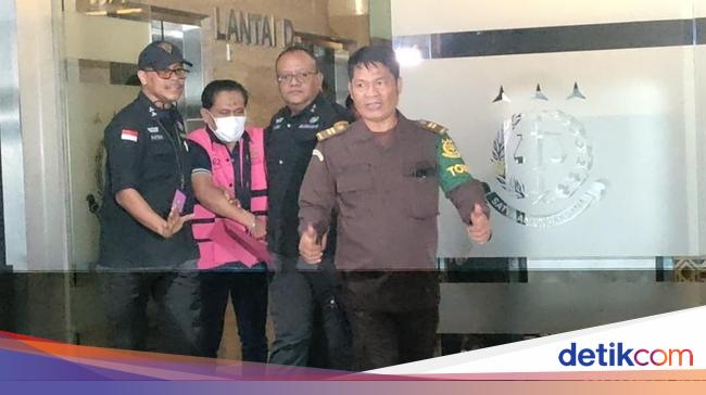 Penampakan Eks Ketua PN Surabaya Berbaju Tahanan Dibawa ke Rutan