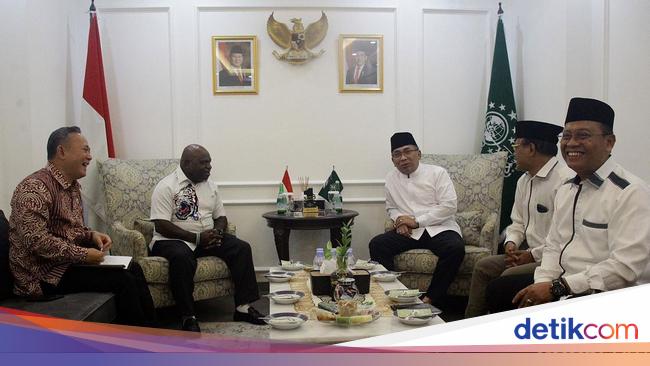 Menteri HAM Natalius Pigai Bertemu Gus Yahya di Kantor PBNU