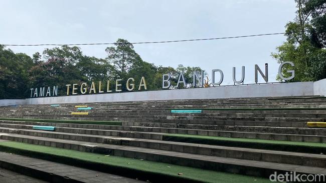 Taman Tegallega Bandung Rusak gegara Warga Berburu Koin Berhadiah