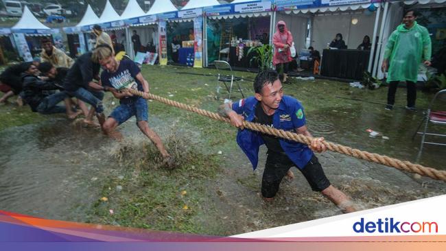 Antusias Warga Ikut Peringatan Hari Desa Perdana di Subang