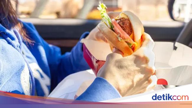 Jangan Makan di Mobil, Ini Risiko Kesehatannya Menurut Dokter