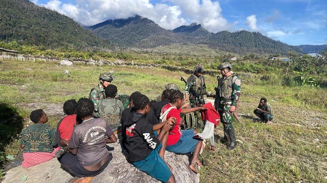 Kampung Wuloni Papua Tengah Kondusif, Warga Sambut Baik Satgas Habema