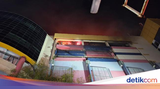 9 Karyawan Diskotik-Karaoke Sempat Terjebak Kebakaran di Glodok Plaza 1 Jam