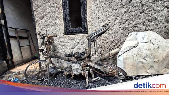 Sisa Kebakaran di Kemayoran, AC Hangus hingga Motor Tinggal Kerangka