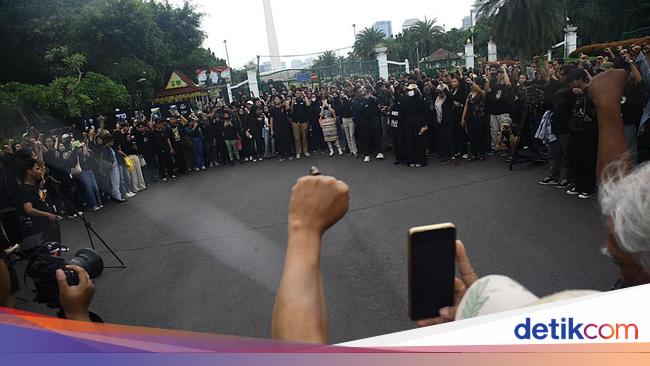 Potret 18 Tahun Aksi Kamisan di Seberang Istana