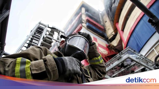 Begini Upaya Damkar Sisir 3 Lantai Cari Korban Kebakaran Glodok Plaza