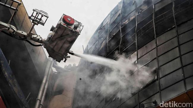 Puslabfor Diterjunkan Usut Penyebab Kebakaran Hebat Glodok Plaza