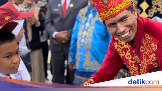 Legislator Gerindra Bagikan Seragam Sekolah Gratis di Kolaka Utara