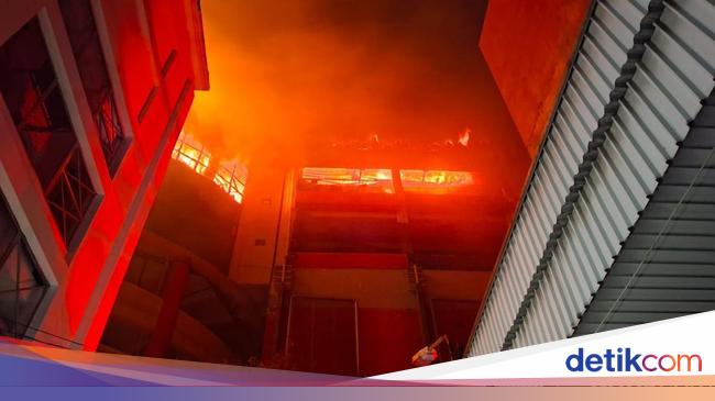 Terdengar Suara Ledakan di Glodok Plaza yang Terbakar, Puing Berjatuhan