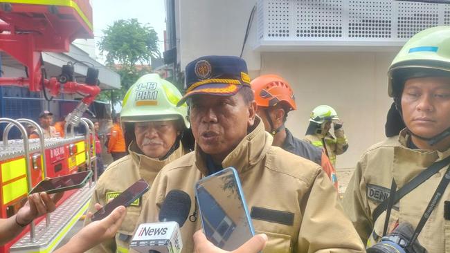 Damkar Cari 5 Orang yang Dilaporkan Hilang Saat Glodok Plaza Kebakaran