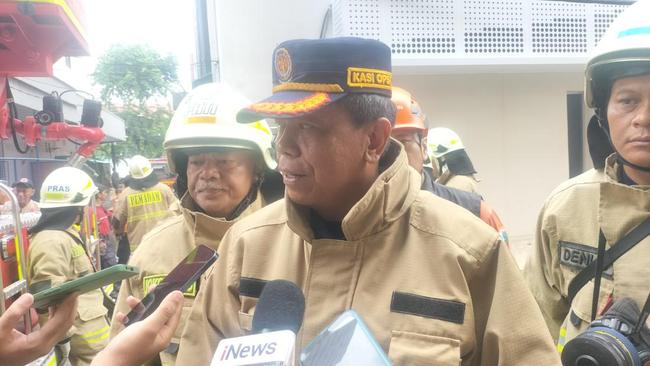 Damkar Mulai Proses Pendinginan Kebakaran Glodok Plaza