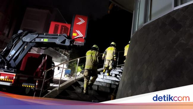 Damkar Gencarkan Pencarian Sisa Korban Kebakaran Glodok Plaza Malam Ini