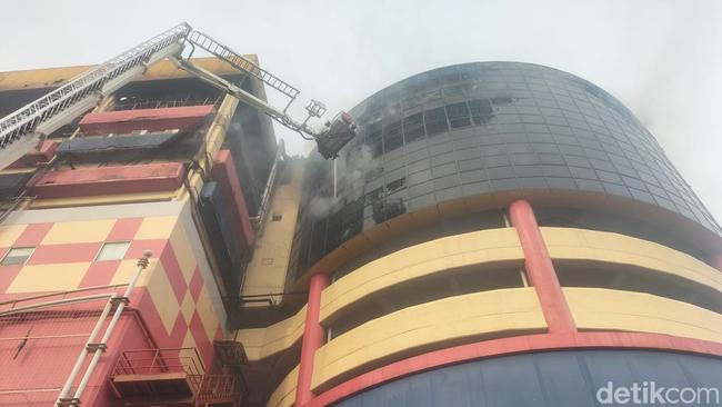 Penampakan Glodok Plaza yang Terbakar: Kaca Pecah-Asap Hitam Mengepul