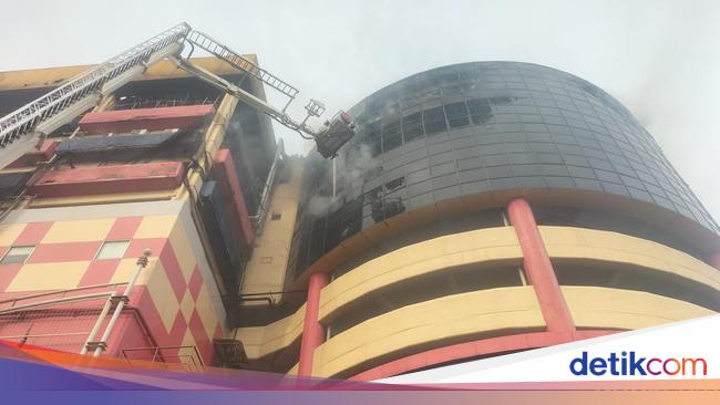 BPBD DKI Pastikan Tak Ada Korban Kebakaran Glodok Plaza Dirawat di RS