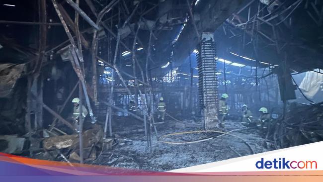 Ini Alasan Pencarian Korban Kebakaran Glodok Plaza Disetop Sementara