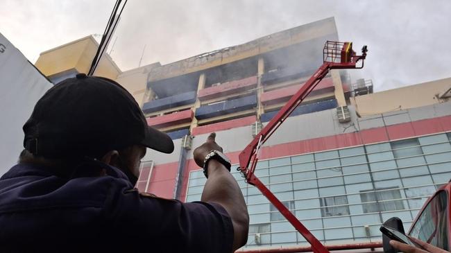 Saksi Cerita Orang-orang Berlarian dan Panik Saat Glodok Plaza Terbakar