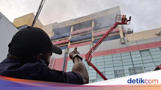 1 Ditemukan Tewas, 7 Orang Masih Hilang di Kebakaran Glodok Plaza