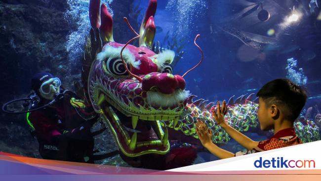 Tarian Naga Bawah Laut Meriahkan Sambut Imlek di Bangkok