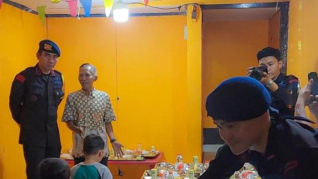 Brimob Polda Metro Bagikan Makan Bergizi Gratis di Sekolah Anak Jalanan