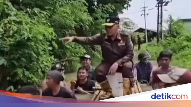 Respons Dirut PUDAM Bangkalan soal Viral Naik Rakit Bak ‘Raja’ di Area Banjir