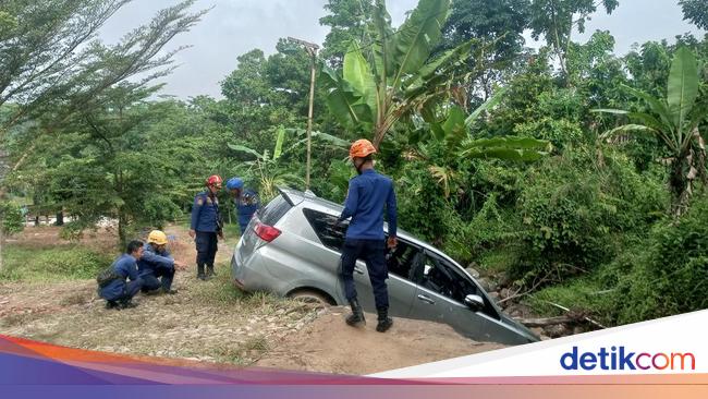 Mobil di Bogor Terperosok ke Parit karena Oleng Saat Parkir