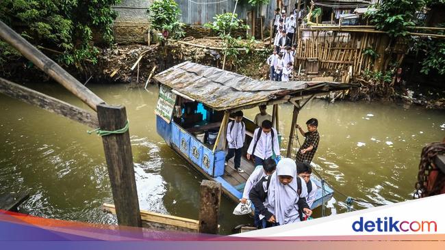 Perahu Eretan Andalan Anak Sekolah Jaksel Nyeberang Kali Pesanggrahan