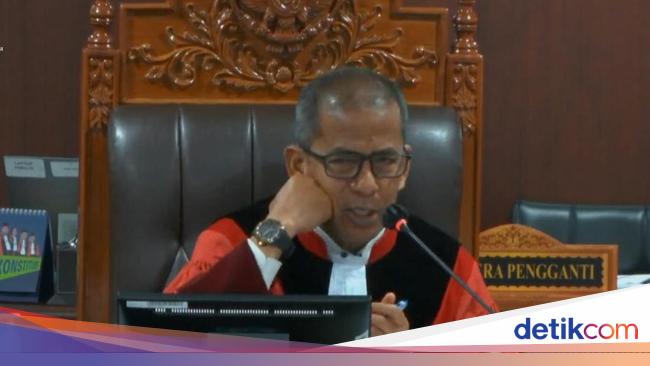 Brak! Pagi-pagi Hakim MK Saldi Isra Marah ke KPU Mimika