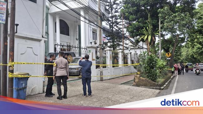 Kondisi TKP Satpam Diduga Dibunuh di Bogor: Kaca Jendela Pos-Piring Pecah