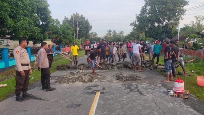 Pria di Maluku Tewas Ditikam Saat Beli Rokok, Keluarga Blokir Jalan