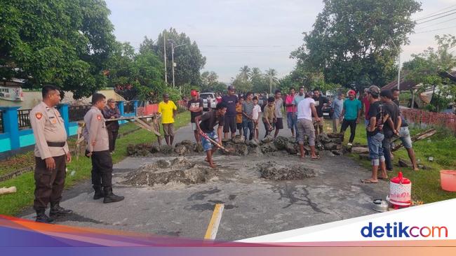 Pria di Maluku Tewas Ditikam Saat Beli Rokok, Keluarga Blokir Jalan