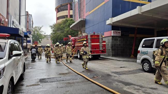 Proses Pendinginan Glodok Plaza Masih Berlangsung, Damkar Fokus di Lantai 8